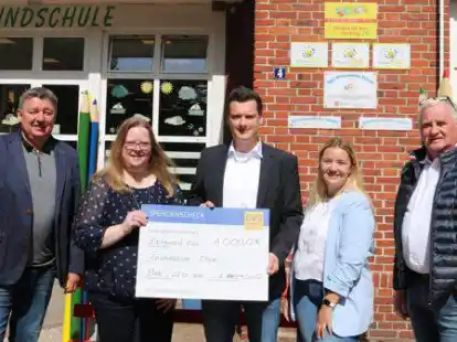 Das F&ouml;rderprogramm Klasse 2000 konnte wieder unterst&uuml;tzt werden (von links): Walter Millhahn (RSC), Schulleiterin Birgit Hanneken, Oliver Kleinhans (GVO), Melanie Krol (GVO) und Antonius Rolf-Wittlake (RSC).