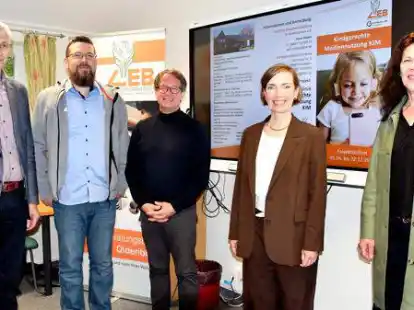 Stellten das Modellseminar kindgerechte Mediennutzung der LEB und des B&uuml;rgersenders &bdquo;Oeins&ldquo; vor: (von links) Bernhard Wolff (LEB-Gesch&auml;ftsf&uuml;hrer), die Dozenten Joel Matuschak und Ralf Holtz, Wiebke Schneidewind (Oeins-Gesch&auml;ftsf&uuml;hrerin) und Karin Pieper (LEB-Regionalleiterin).