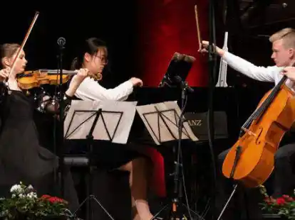 Die Oldenburgerin Sofia Pavlenko (Violine) spielte zusammen mit Tianrun Jin aus Hannover (Klavier) und Levi Enns aus Hannover (Violoncello) Klavier-Kammermusik in der Altersgruppe III beim zweiten Preistr&auml;gerkonzert bei &bdquo;Jugend musiziert&ldquo;.