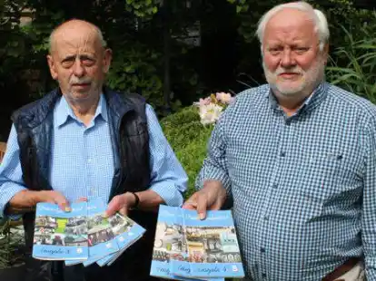 Zwei der Macher der &bdquo;Bokeler Geschichte(n)&ldquo;: Heinz Friedrichs (links) und Gerd B&auml;kermann. Das neue Heftchen ist jetzt auf dem Markt.