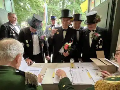 Zahlreiche Gildemitglieder holten sich im Gildehaus am Krandel ihre Treueorden ab.