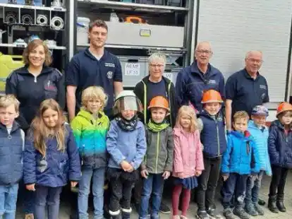 Besuch bei den Rettern: Die Vorschulkinder der Kita Heidkamp besuchten jetzt die Feuerwehr in Metjendorf.