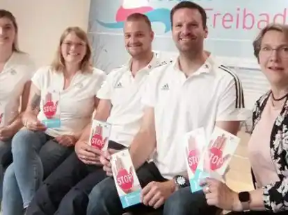 K&auml;mpfen gegen sexuelle &Uuml;bergriffe (v.l.): Lisa M&uuml;ller, Kira Schr&ouml;der, Tim Kolbeck, Carsten M&uuml;ller (alle Hallenwellenbad Vechta) und Gleichstellungsbeauftragte Andrea Schl&auml;rmann.