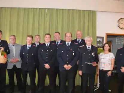 Geehrt und bef&ouml;rdert: Viola Dorow vom F&ouml;rderverein der Tettenser Feuerwehr &uuml;berbrachte Geschenke.