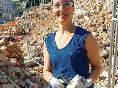 Retten, was zu retten ist: Die Oldenburgerin Katharina Semling reinigte beim Abriss der Wagenremise an der Auguststra&szlig;e einige Ziegelsteine, die anschlie&szlig;end wiederverwendet wurden.