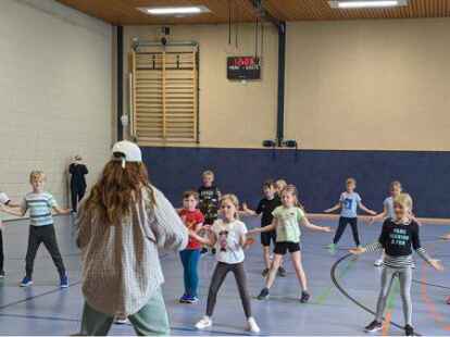 Bei einer Tanzvorf&uuml;hrung zeigten die Sch&uuml;lerinnen und Sch&uuml;ler, wie hier die Klasse 1a, ihr K&ouml;nnen.