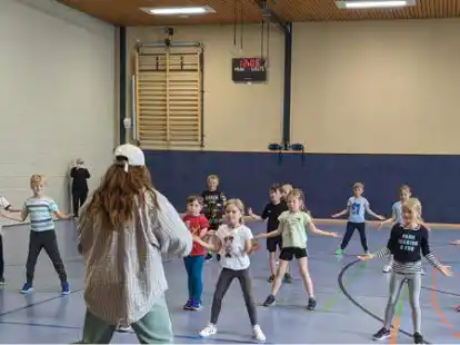 Bei einer Tanzvorf&uuml;hrung zeigten die Sch&uuml;lerinnen und Sch&uuml;ler, wie hier die Klasse 1a, ihr K&ouml;nnen.