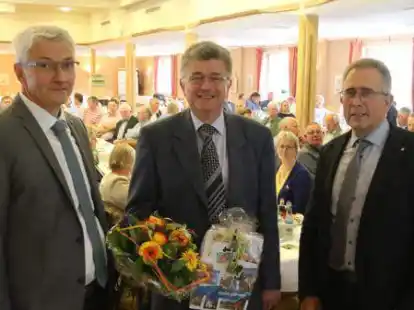 &Uuml;berreichen J&uuml;rgen Logemann (Mitte) Blumen f&uuml;r seine langj&auml;hrige Arbeit als 2. Vorsitzender: (von links) Bernhard Wolff und Detlef Kreye