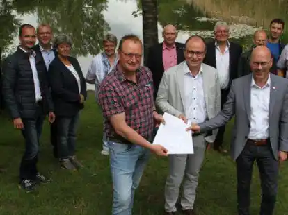 Thomas von H&ouml;fen (vorne, v.l.), Vorsitzender des B&uuml;rgervereins Falkenberg, &uuml;berreichte mit Vertretern der weiteren D&ouml;rfer und Ratsvertretern den Antrag an die B&uuml;rgermeister Thomas H&ouml;ffmann und Neidhard Varnhorn.