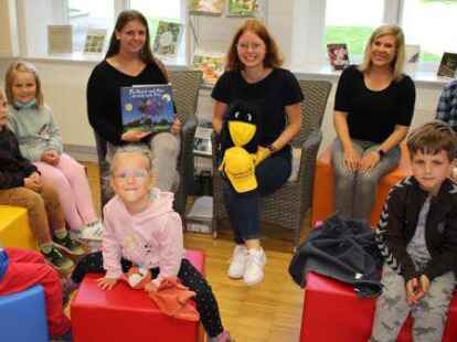 Michelle Demuth (hinten von links) und Sina Meinlschmidt lasen den M&auml;dchen und Jungen aus dem Buch &bdquo;F&uuml;r Hund und Katz ist auch noch Platz&ldquo; vor. Unterst&uuml;tzt wurden sie von Lehrerin Ines Behrens und B&uuml;chereileiterin Barbara Gundlach.