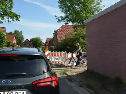 Schwer einsehbar: Georg Br&uuml;ning (im Auto) und Ehefrau Sabine Br&uuml;ning (Fahrrad) stellen nach, wie leicht es in der Stra&szlig;e Am Hankenhof zu einem Unfall kommen k&ouml;nnte.