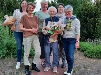 Verabschiedung und Neuwahlen beim Landfrauenverein Saterland (von links): Dagmar Heyens, Annelen Heyens, Cornelia Siemer, Ursula Schulte, Birgit von Gr&ouml;nheim und Monika Freesemann.