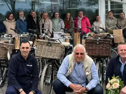 Yasin Kapakli, Robert Ceskel und Martin Freese (vorne, von links) freuen sich mit den MVZ-Mitarbeiterinnen &uuml;ber die neuen E-Bikes.