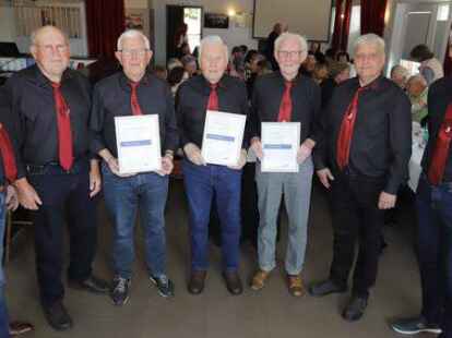 Langj&auml;hrige Mitglieder des MGV Sedelsberg wurden auf dem gem&uuml;tlichen Nachmittag ausgezeichnet (von links): Anton Fortwengel, Johannes L&uuml;chtenborg, Heinz-Hermann Heyens, Bernd Dumstorff, Alfons Thien, Norbert Schnieders und Ewald Hanneken.