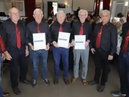 Langj&auml;hrige Mitglieder des MGV Sedelsberg wurden auf dem gem&uuml;tlichen Nachmittag ausgezeichnet (von links): Anton Fortwengel, Johannes L&uuml;chtenborg, Heinz-Hermann Heyens, Bernd Dumstorff, Alfons Thien, Norbert Schnieders und Ewald Hanneken.