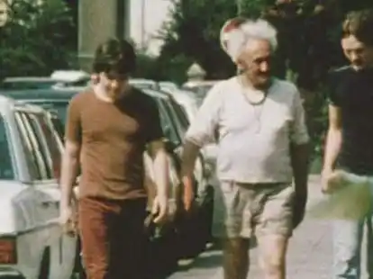 Iko Andrae, Fritz Levy und Eckhard Harjes (v.li.) gemeinsam 1981 unterwegs &ndash; zu sehen im Film &bdquo;Zur&uuml;ckgebl&auml;ttert&ldquo; von Wolf Lindner.