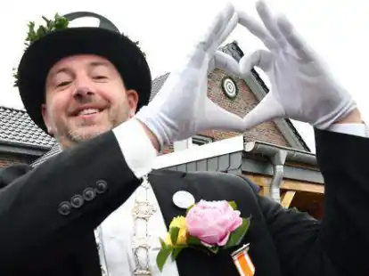 Freut sich &uuml;ber die Scheibe: B&uuml;rgersch&uuml;tzenk&ouml;nig Andreas Nowotnick.