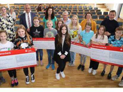 Erfolgreicher Sponsorenlauf: Sch&uuml;lerinnen und Sch&uuml;ler &uuml;bergaben Schecks &uuml;ber 25.000 Euro.