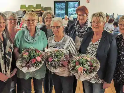 Das ist der neue Vorstand des Landfrauenvereins Seefeld: (von links) die neue Co-Vorsitzende Susanne Jonas, Gaby Ackermann, Anke Diers-Hesemeyer, Elke Gerdes, Bertel K&uuml;hl, Petra Warns, die ehemalige Co-Vorsitzende Heike Barre und Christine Timmermann
