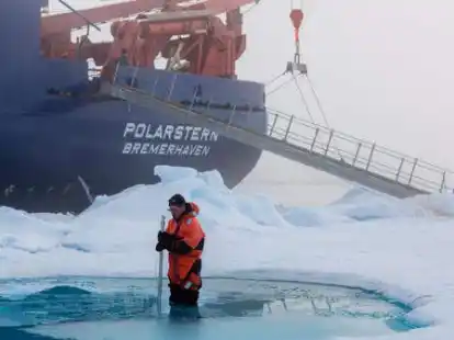 AWI-Meereisphysiker Marcel Nicolaus untersucht auf der Polarstern-Expedition ARK 27 einen Schmelzt&uuml;mpel. Auf den Oldenburger Klimatagen wird er von Erkenntnissen aus der Arktis berichten.