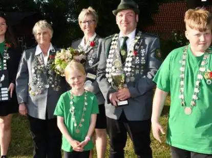 Das neue K&ouml;nigshaus des SV Hengsterholz-Havekost: (von links) Jonna Meyerholz (Jugendk&ouml;nigin), Mechthild Schulz (Altersk&ouml;nigin), Damenk&ouml;nigin Silke Meyerholz, davor Kinderk&ouml;nigin Lotta Roloff, K&ouml;nig und zugleich &bdquo;K&ouml;nig der K&ouml;nige&ldquo; Harald Rogge sowie Kai Lennart Roloff (Sch&uuml;lerk&ouml;nig).