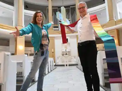 Haben f&uuml;r den CSD-Gottesdienst in der Lambertikirche schon alles vorbereitet: Annie Heger und Pastor Tom Brok.