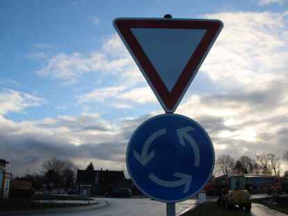 Zwei Kreisel wurden auf der neuen Bundesstra&szlig;e 211 eingerichtet.