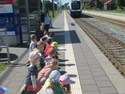 Und ab geht die Reise: Die Kinder aus der Tagesst&auml;tte L&ouml;wenzahn warten mit ihrem Wutmonster am Rodenkircher Bahnhof auf den Zug.