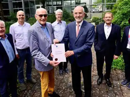 Dr. Gerd Pommer (3.v.l.) erhielt von Prof. Dr. Klaus Peter Kohse (5.v.l.) die Urkunde, die ihn als Ehrenvorsitzender des Vereins der Freunde und F&ouml;rderer der Universit&auml;tsmedizin Nordwest ausweist. Mit dabei (v.l.)  Norbert Wahn, Prof. Dr.  Hans Gerd Nothwang, Helmut Scherbeitz, Dr. Karl Harms und Dr. Insa Seeger.