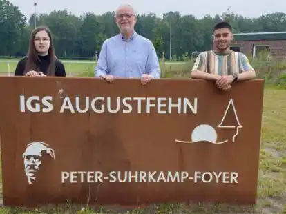 Zwei Mustersch&uuml;ler, die das gro&szlig;e Engagement der Augustfehner Lehrerschaft loben: Teodora Stifiuc (18, links)  und Fawad Mohammadi (17), in der Mitte IGS-Lehrer Hans-Hermann Pastoor.