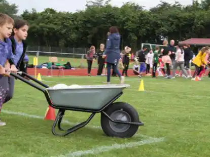 Auch mit Schubkarren mussten die Kinder im Slalom fahren.