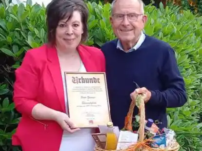 Sandra Aichele dankte Peter Zwiener f&uuml;r sein Engagement.