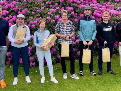 Die Sieger des Turniers: (von links) Marius Krumland, Nicole Hobben, Sponsorin Katharina Sommer, Ina F&ouml;rster, Henrik Bahlmann, Till M&uuml;ller und Till Isensee.