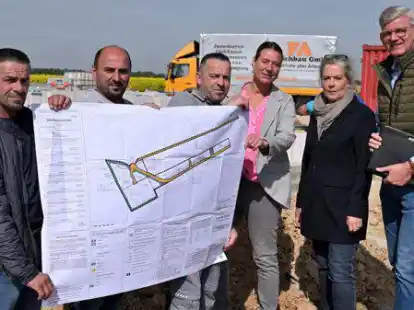 Gro&szlig;e Pl&auml;ne am neuen Standort: Die FA Estrichbau GmbH errichtet einen Neubau f&uuml;r B&uuml;ro und Lager im Ecopark. Das Foto zeigt (von links) Agron, Faton und Jack Asani sowie Petra Lampe, Sylvia Graepel und Uwe Haring als Team der ecopark-Gesch&auml;ftsstelle.