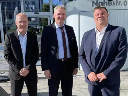 Oberb&uuml;rgermeister Carsten Feist, GEW&ndash;Gesch&auml;ftsf&uuml;hrer Josef Thomann und Ralf Winter (Th&uuml;ga), von rechts, wollen mit der Vertragsverl&auml;ngerung f&uuml;r Kontinuit&auml;t sorgen.