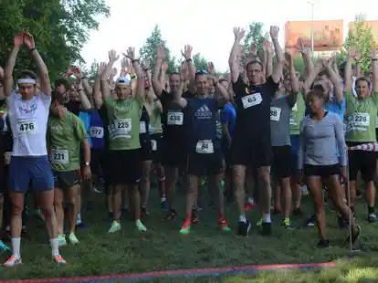 Kurz vor dem Start machten die L&auml;ufer die Welle.