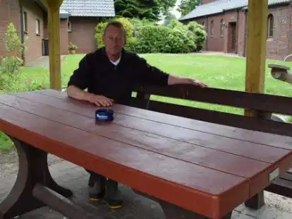 Inzwischen sind die Tische im B&uuml;rgerpark wieder von den Schmierereien befreit: B&uuml;rgervereins-Vorsitzender Willi Kamphaus ist dankbar f&uuml;r die Mithilfe der Zeugen.