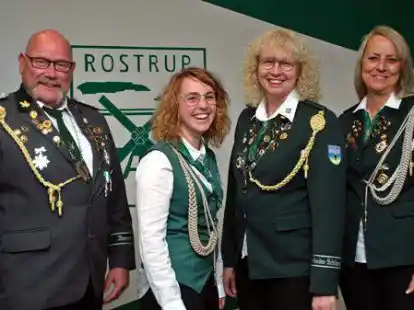Rostruper Sch&uuml;tzen schie&szlig;en K&ouml;nigshaus aus: (v.li.) Kaiser Carsten Hinrichs, Hofdame Anke Stalleicken, K&ouml;nigin Carola Hinrichs und Hofdame Brigitte Kranz.