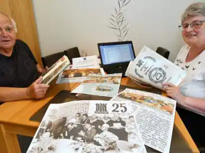 Sie haben alte Fotos, Zeitungsartikel und weitere Zeitdokumente gesichtet: Schriftf&uuml;hrer Thomas Franzki und Vorsitzende Heike Schwarting bei den Vorbereitungen zum 75-j&auml;hrigen Bestehen des VdK-Ortsverbands Ganderkesee am 15. Juni.