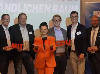 F&uuml;r einen starken Mittelstand (von links): Landesvorsitzender MIT Oldenburg Alexander Prox, Kreisvorsitzender MIT Cloppenburg Walter Lohmann, MIT-Bundesvorsitzende Gitta Connemann, CDU-Landtagskandidat Lukas Reinken, Vorsitzender CDU Friesoythe Jann Christian Hegewald und Landrat Johann Wimberg.
