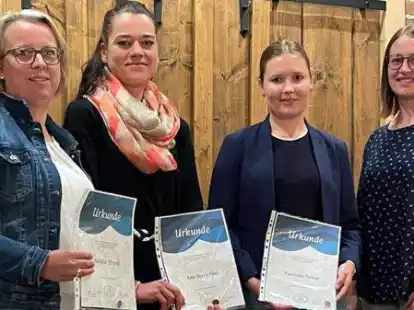 F&uuml;r 25 Jahre Mitgliedschaft im Reit- und Fahrverein Gro&szlig;enkneten geehrt: (von links) Saskia Brand, Ann-Marie Abel und Franziska Pestrup. Dazu gratulierte die 2. Vorsitzende Laura Schumacher.