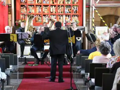 Voll besetzt war die Elisabeth-Kirche beim Benefizkonzert mit Art Brass.