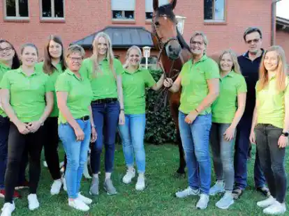 Der Vorstand des RuF Altenoythe-Kampe blickt zuversichtlich in die Zukunft (von links): Eileen Collinet, Lea Kreyenschmidt, Anica Deeken, Silvia Kreyenschmidt  Lena Thien, Henny Sobing, Pia Bunger, Reinhold Schmiemann und Jozien Baumann.