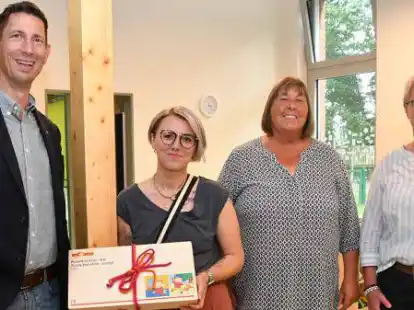 In der neuen Krippe: (von links) Sven Evers,  Tanja Belsch,  Rosemarie Pfeifer und  Dorothe Otte-Saalfeld