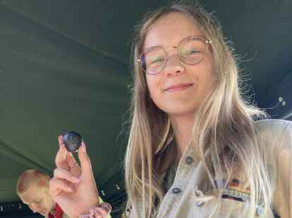 Aus Alt wird Neu: Jona M&uuml;renberg von den Pfadfindern Stella Maris aus Varel bastelt B&auml;lle aus alten Fahrradschl&auml;uchen.