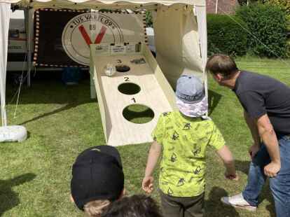 Am Fu&szlig;ballstand vom TuS Varel ist eine gute Stimmung. Bild: Josepha Zastrow