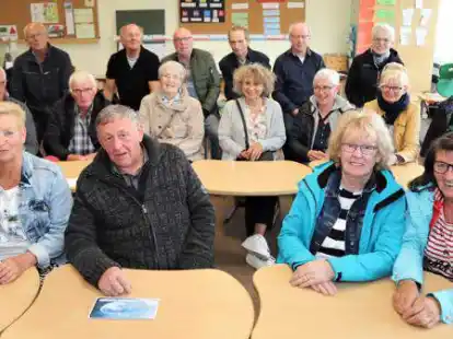 Klassentreffen nach 50 Jahren an der Marienschule in Bar&szlig;el.