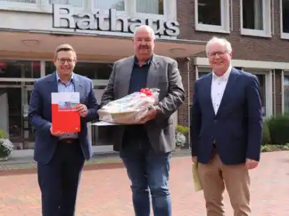 Andreas Freesemann (Mitte) wurde f&uuml;r sein Ehrenamt als Schiedsperson von B&uuml;rgermeister Nils Anhuth (links) und Richter Hubert Tolksdorf gew&uuml;rdigt.
