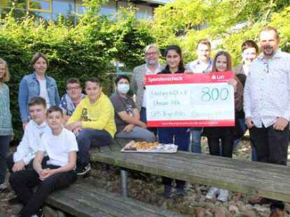 Maik G&uuml;nther (rechts) freut sich &uuml;ber das Engagement mit Herz der Sch&uuml;ler und Lehrer der Oberschule Pingel Anton.