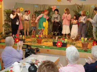Reichlich Applaus: Die Theater-AG der Grundschule Scharrel f&uuml;hrte beim Begegnungsnachmittag 60+ das St&uuml;ck 